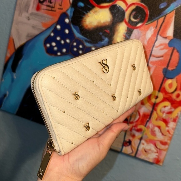 VS Cream Quilted Wallet - Picture 1 of 5